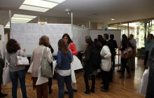 Asistentes al seminario de lanzamiento consultando la Bolsa de Proyectos